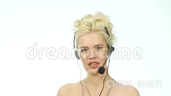 笑的女人在求助热线上交谈，耳机电话营销积极的女性呼叫中心代理人在工作。 慢动作