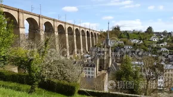 莫莱克斯村老城区和高架桥景观视频