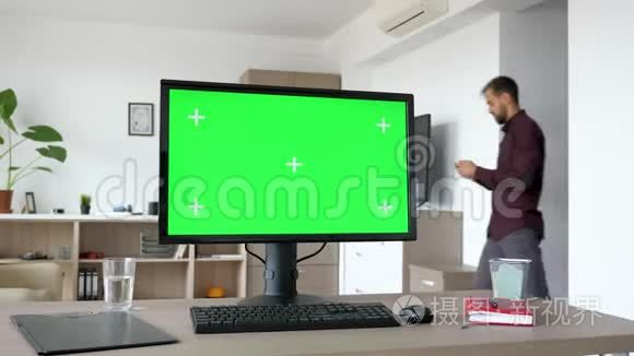 个人电脑与大屏幕绿色模拟桌上视频