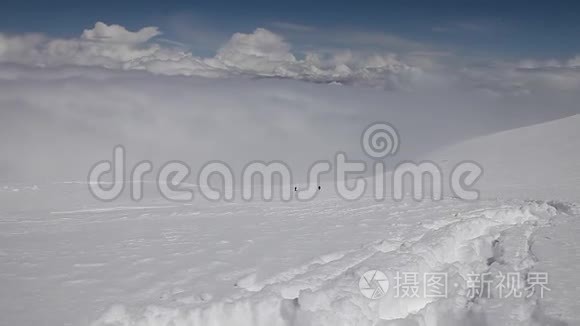 两个登山者在山坡上视频