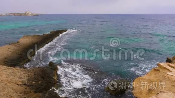 海滩上碧波荡漾的岩石披风视频