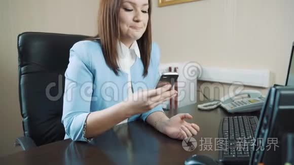 办公室里穿着蓝色夹克的快乐黑发女商人接电话。