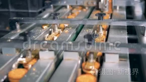 饼干从传送带快速移动到机器`S带在一个接近4K。