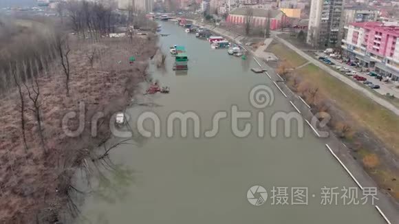 驾驶飞机飞越河流、河筏和船只