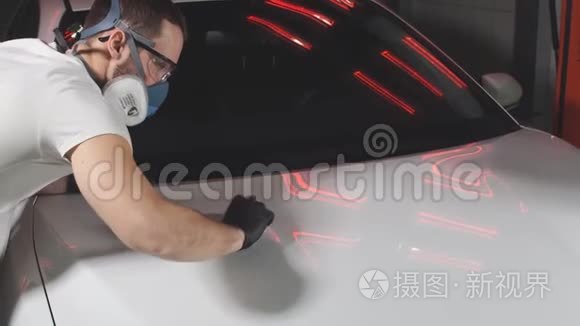 师傅在汽车车间擦车.