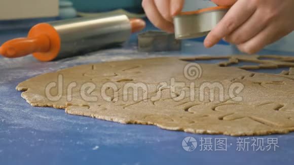 女人用刀切姜饼男人用面团饼干，特写4K颜色分级