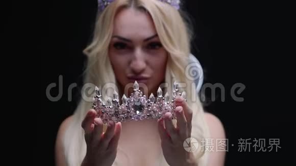 戴皇冠的女模特在演播室摆珠宝视频