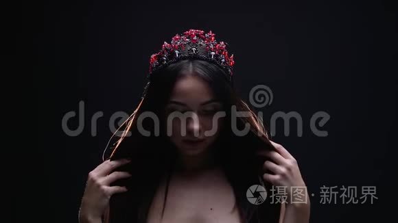 戴皇冠的女模特在演播室摆珠宝视频