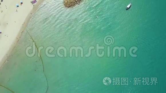 蓝色的海洋和夏天的海滩景观从上面的飞行无人机。 空中景观海船驶过沙滩。