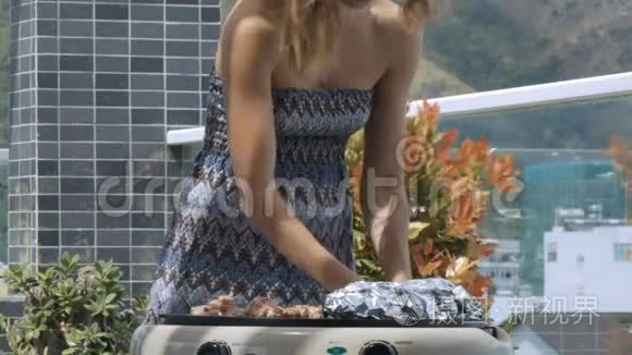 女人把葱放在屋顶的电烤架上视频