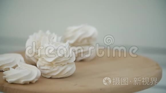 棉花糖在旋转的木桌上视频