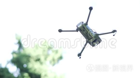 四架直升机飞过森林并拍摄视频。