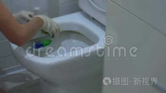戴白手套的年轻女子洗厕所视频
