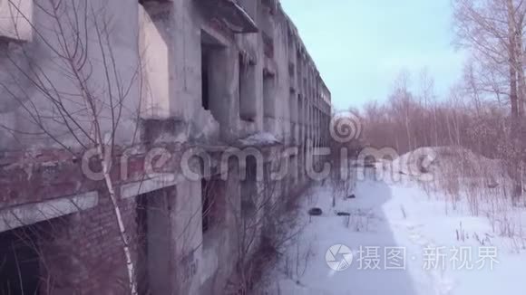 飞越废弃的建筑，旧的破坏建筑在一个冬季。 空中观景4K