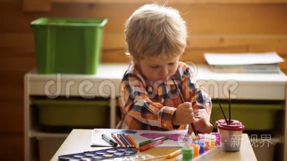 创意孩子幼儿在家画画.. 幼儿在幼儿园玩耍.. 儿童创意教育理念、儿童学习