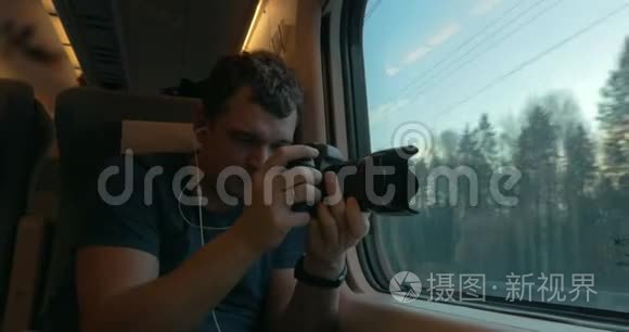 在火车上听音乐和制作录像的人视频