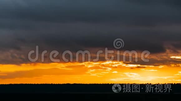 太阳在日落的天空背景之上黑暗的地面. 明亮的天空与蓬松的云。 时间流逝