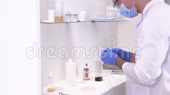 制药工人进行化学分析视频