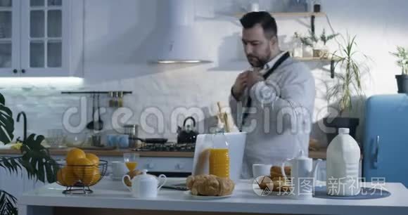丈夫和妻子一起在厨房吃早餐视频