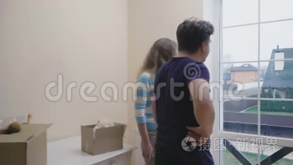 已婚夫妇走近房间的窗户视频