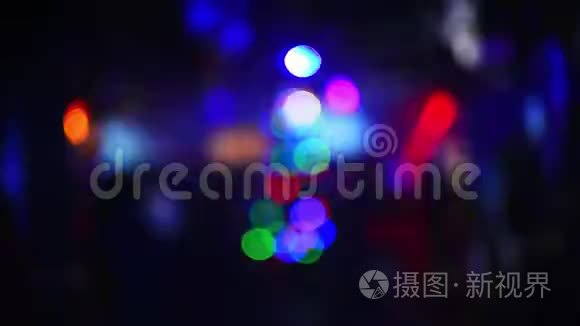 夜店里聚光灯下模糊的彩色短视频