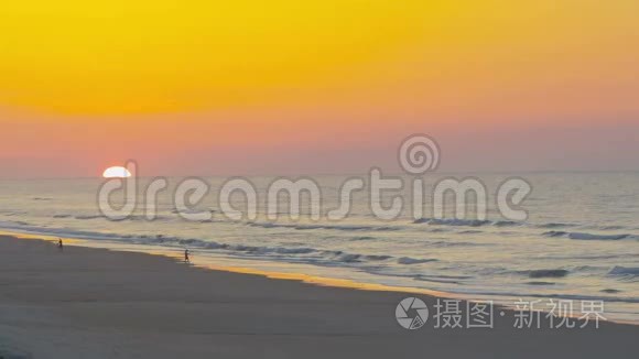 海滩有遥远的夕阳