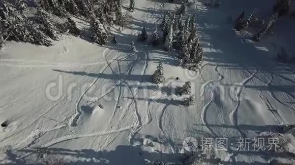 空中观景无人机自由滑雪板乘坐粉末雪
