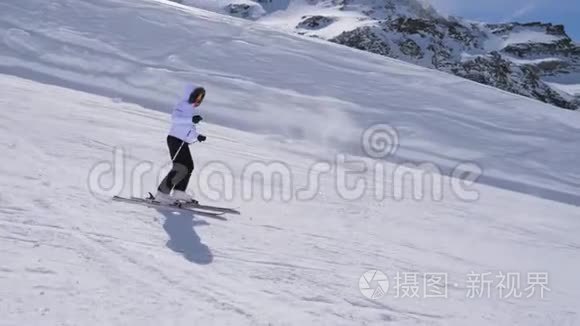 在运动侧景中，女滑雪者在滑雪场上滑下山坡