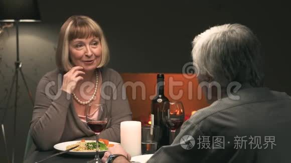 一对高级夫妻在餐馆里浪漫约会视频