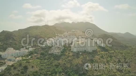 安达多山的西班牙小镇的鸟瞰图