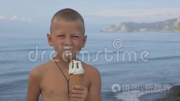 海滩上的孩子吃华夫饼冰淇淋