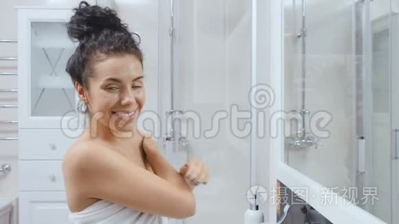 女人洗澡后用奶油滋润她的身体视频