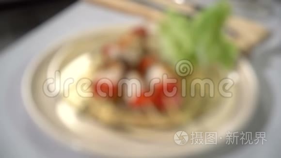 桌上的鸡串