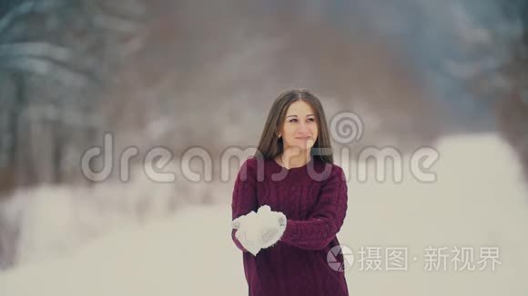 美丽的女孩扔雪