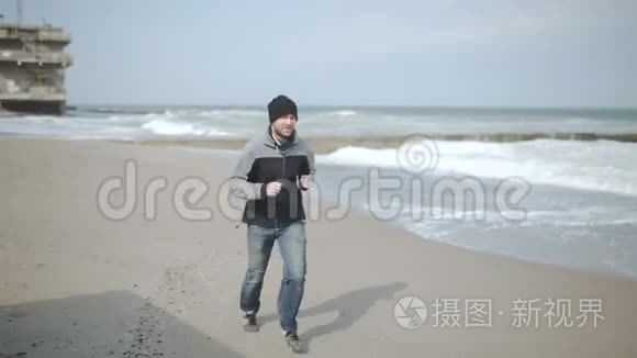 一个人在海边，在一个废弃的海滩上