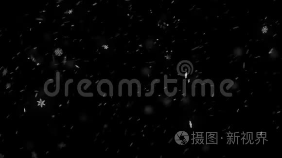 黑色背景下的大雪，用于转移到冬季天气的照片或视频。 循环