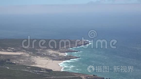 波浪在沿海海岸线上视频