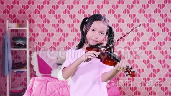 在卧室拉小提琴的女孩视频