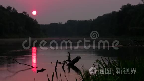 太阳从野河上升起