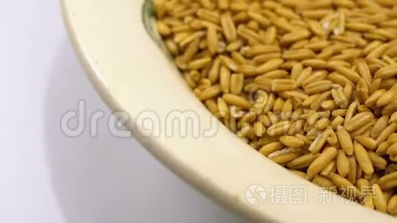 燕麦粗粮在白板特写上旋转视频