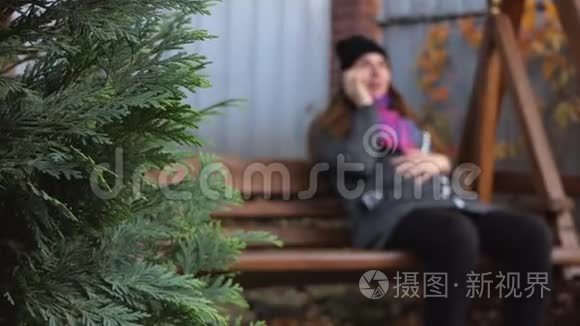 一个漂亮的孕妇坐在木凳上游泳
