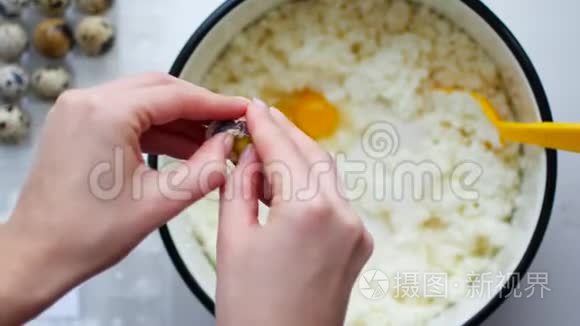 打碎鸡蛋。 烹饪食物。 烘焙原料，打破鸡蛋，分离蛋黄和蛋白质。 玻璃碗揉捏