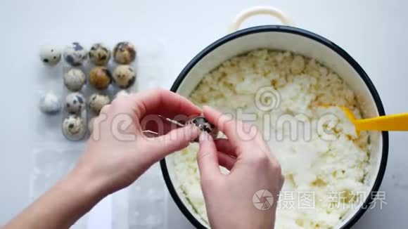 打碎鸡蛋。 烹饪食物。 烘焙原料，打破鸡蛋，分离蛋黄和蛋白质。 玻璃碗揉捏