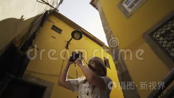 在狭窄的街道上的下景女孩视频