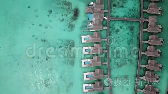 马尔代夫度假水上平房的鸟瞰图视频