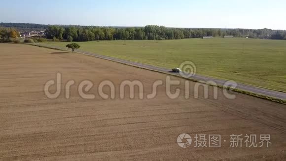 无人机射击车辆行驶道路。