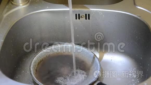 洗碗机在水槽里洗锅视频