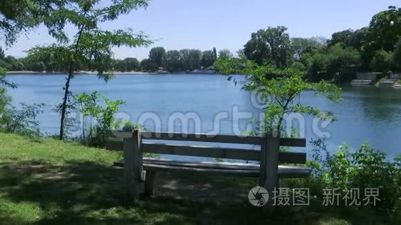 带长凳的美丽湖泊和绿化景观视频