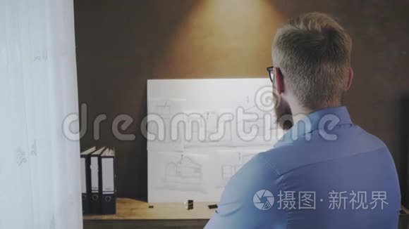 男性建筑师思考创意项目视频