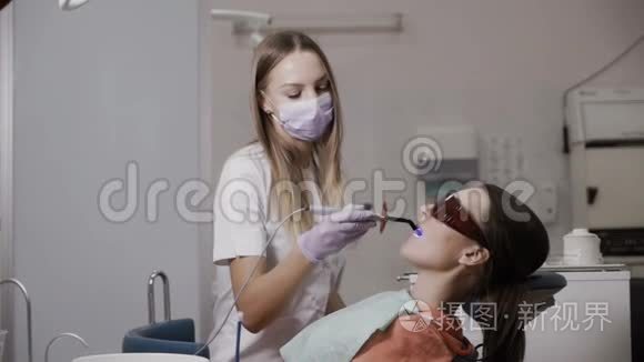 牙医使用牙科聚合灯视频